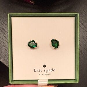 Kate Spade NIB Treasure Trove Studs emerald green gold
